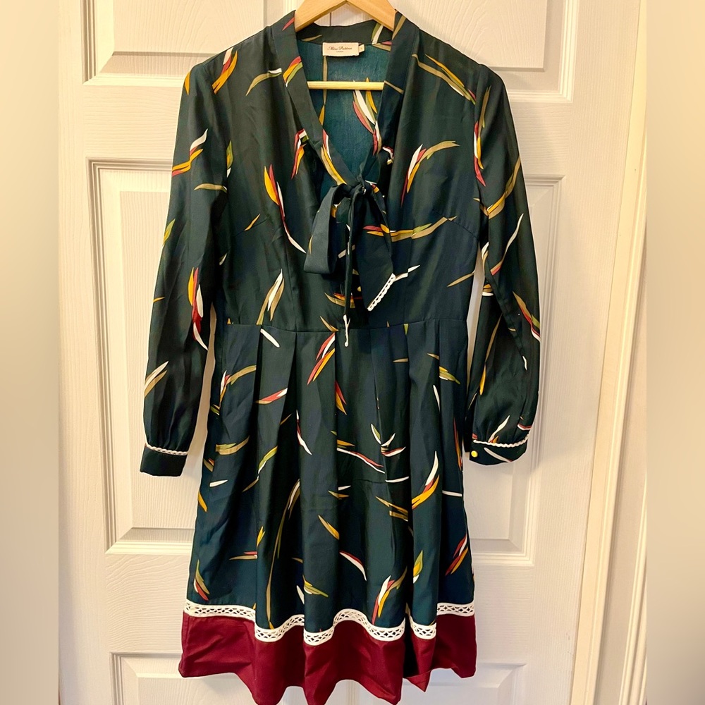Green long sleeve dress with bow